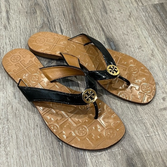 Barely Used Tory Burch Size 8 Leather Black Gold Classic Sandal Shoe - Picture 1 of 8